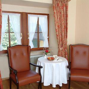 Zimmer mit Kingsize-Bett